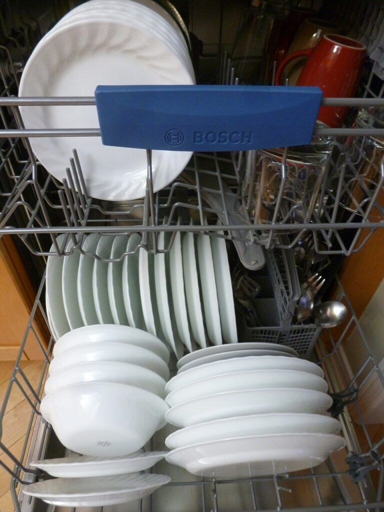Bulaşık makinesine yerleştirilmiş bulaşıklar